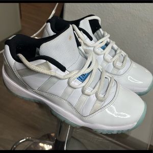 Jordan 11 Low White & Blue. Size: 6 (Big Boys)